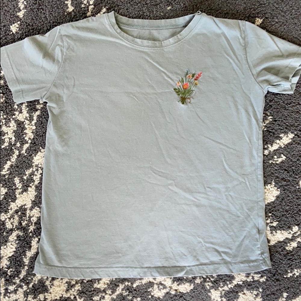Blue t-shirt with embroidered flowers